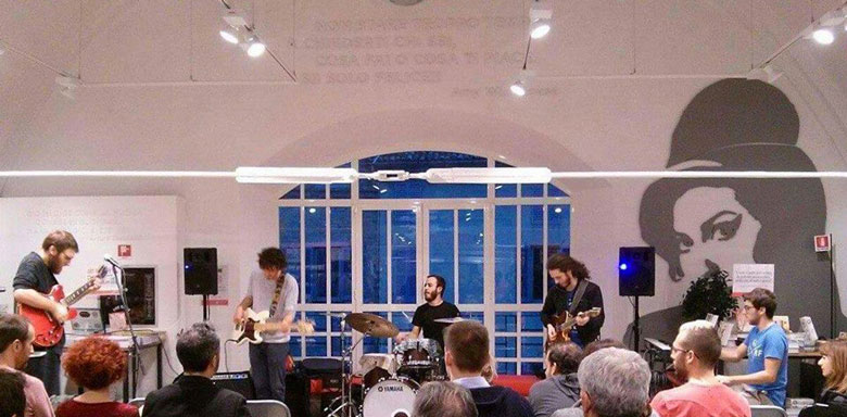 Nella foto i Niente di Personale in concerto alla Feltrinelli di Parma