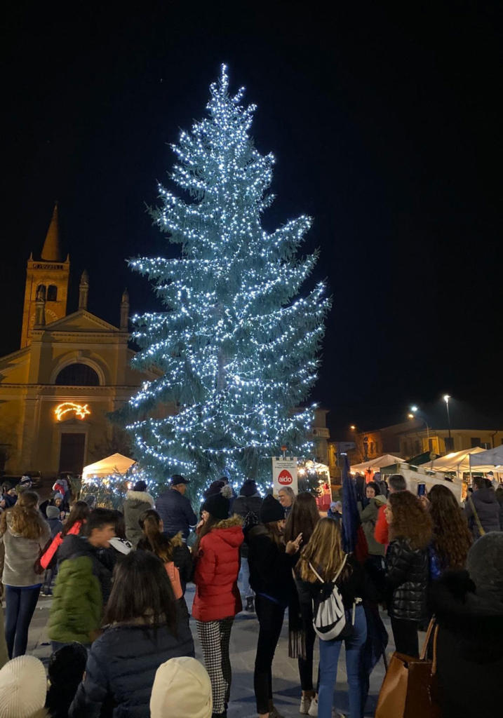 Immagini Natalizie 8 Dicembre.Gussola 8 Dicembre Per Aprire Il Periodo Natalizio Gli Asinelli I Mercatini E Il Grande Albero Oglioponews